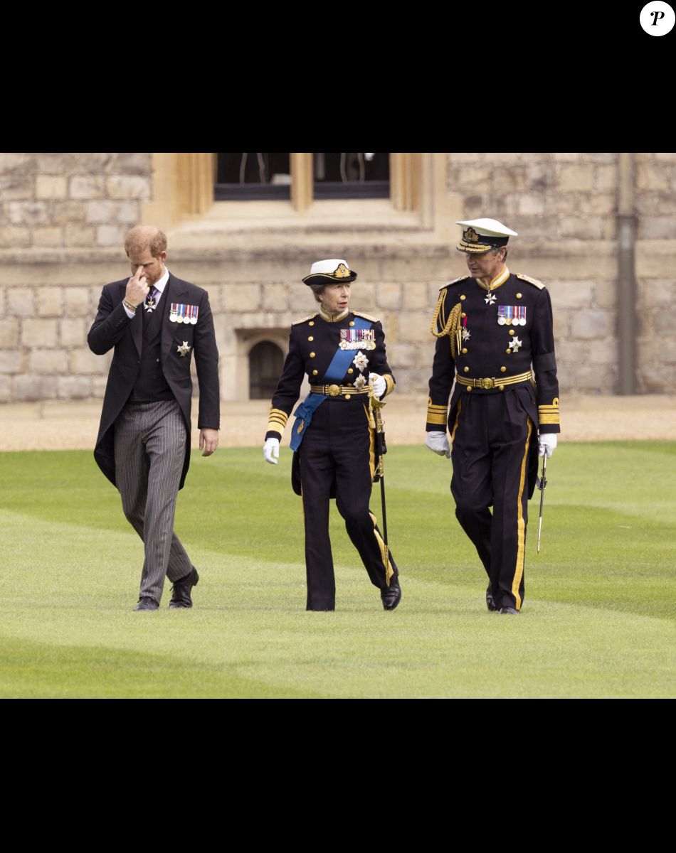 Le prince Harry, duc de Sussex, La princesse Anne,Timothy Laurence (Tim) - Procession pédestre des membres de la famille royale depuis la grande cour du château de Windsor (le Quadrangle) jusqu'à la Chapelle Saint-Georges, où se tiendra la cérémonie funèbre des funérailles d'Etat de reine Elizabeth II d'Angleterre. Windsor, le 19 septembre 2022