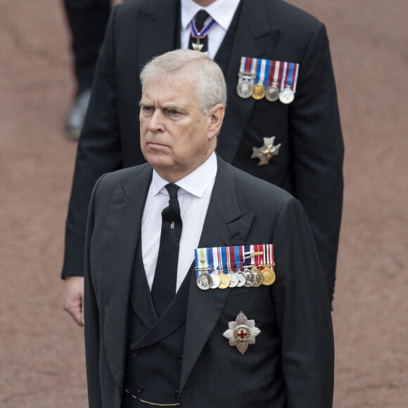 Le prince Andrew, duc d'York, Le prince Harry, duc de Sussex - Procession pédestre des membres de la famille royale depuis la grande cour du château de Windsor (le Quadrangle) jusqu'à la Chapelle Saint-Georges, où se tiendra la cérémonie funèbre des funérailles d'Etat de reine Elizabeth II d'Angleterre. Windsor, le 19 septembre 2022