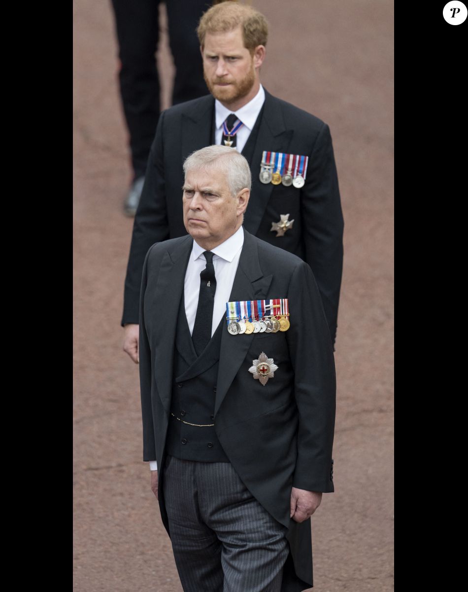 Le prince Andrew, duc d'York, Le prince Harry, duc de Sussex - Procession pédestre des membres de la famille royale depuis la grande cour du château de Windsor (le Quadrangle) jusqu'à la Chapelle Saint-Georges, où se tiendra la cérémonie funèbre des funérailles d'Etat de reine Elizabeth II d'Angleterre. Windsor, le 19 septembre 2022