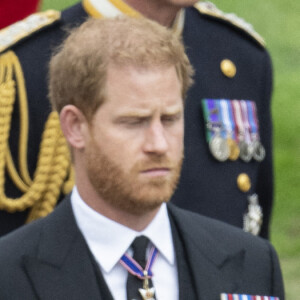 Le prince William, prince de Galles, Le prince Harry, duc de Sussex - Procession pédestre des membres de la famille royale depuis la grande cour du château de Windsor (le Quadrangle) jusqu'à la Chapelle Saint-Georges, où se tiendra la cérémonie funèbre des funérailles d'Etat de reine Elizabeth II d'Angleterre. Windsor, le 19 septembre 2022