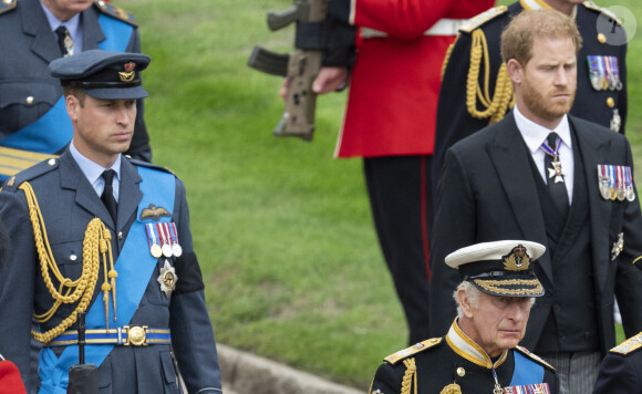 Le prince William, prince de Galles, Le prince Harry, duc de Sussex - Procession pédestre des membres de la famille royale depuis la grande cour du château de Windsor (le Quadrangle) jusqu'à la Chapelle Saint-Georges, où se tiendra la cérémonie funèbre des funérailles d'Etat de reine Elizabeth II d'Angleterre. Windsor, le 19 septembre 2022