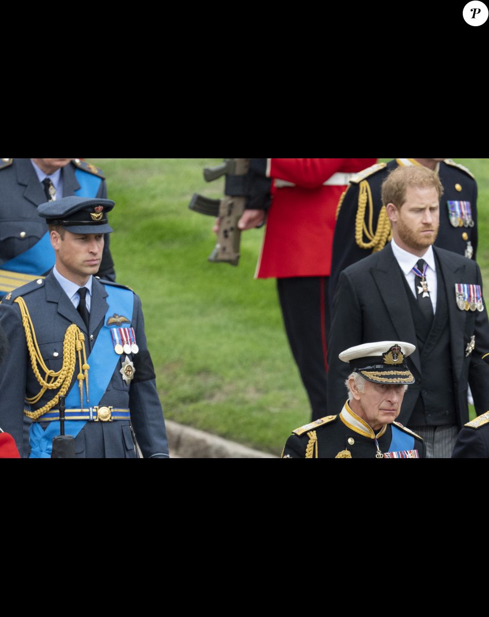 Le prince William, prince de Galles, Le prince Harry, duc de Sussex - Procession pédestre des membres de la famille royale depuis la grande cour du château de Windsor (le Quadrangle) jusqu'à la Chapelle Saint-Georges, où se tiendra la cérémonie funèbre des funérailles d'Etat de reine Elizabeth II d'Angleterre. Windsor, le 19 septembre 2022