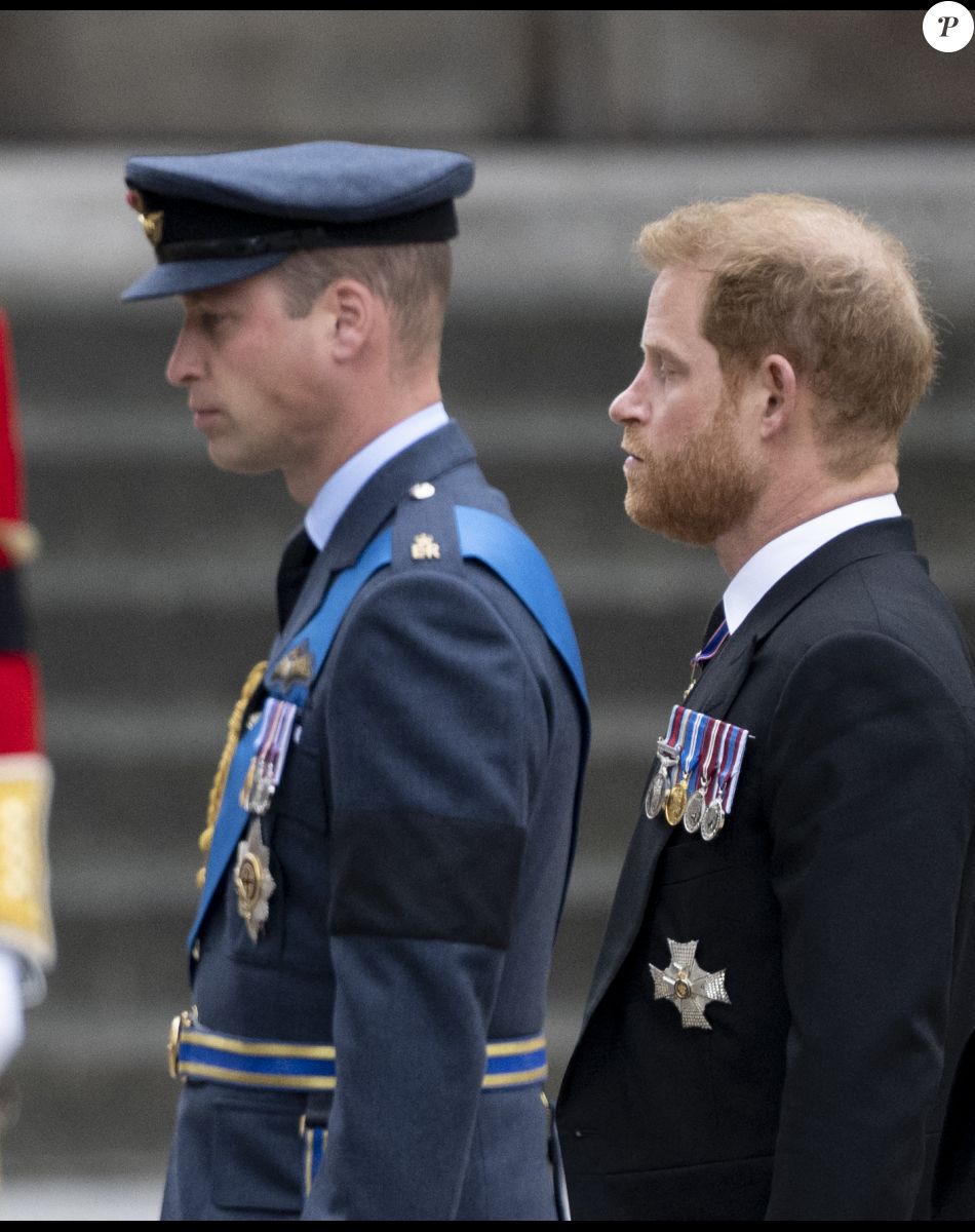 Le prince William, prince de Galles, Le prince Harry, duc de Sussex - Procession du cercueil de la reine Elizabeth II d'Angleterre de Wesminster Hall où il était exposé au public, jusqu'à l'Abbaye de Westminster. Le cercueil est installé sur l'affût du canon, puis tiré par 142 marins de la Royal Navy à l'aide de cordages, dans la plus pure tradition de la monarchie britannique. Cette tradition remonte aux funérailles d'Etat de la reine Victoria en février 1901. Londres, le 19 septembre 2022.