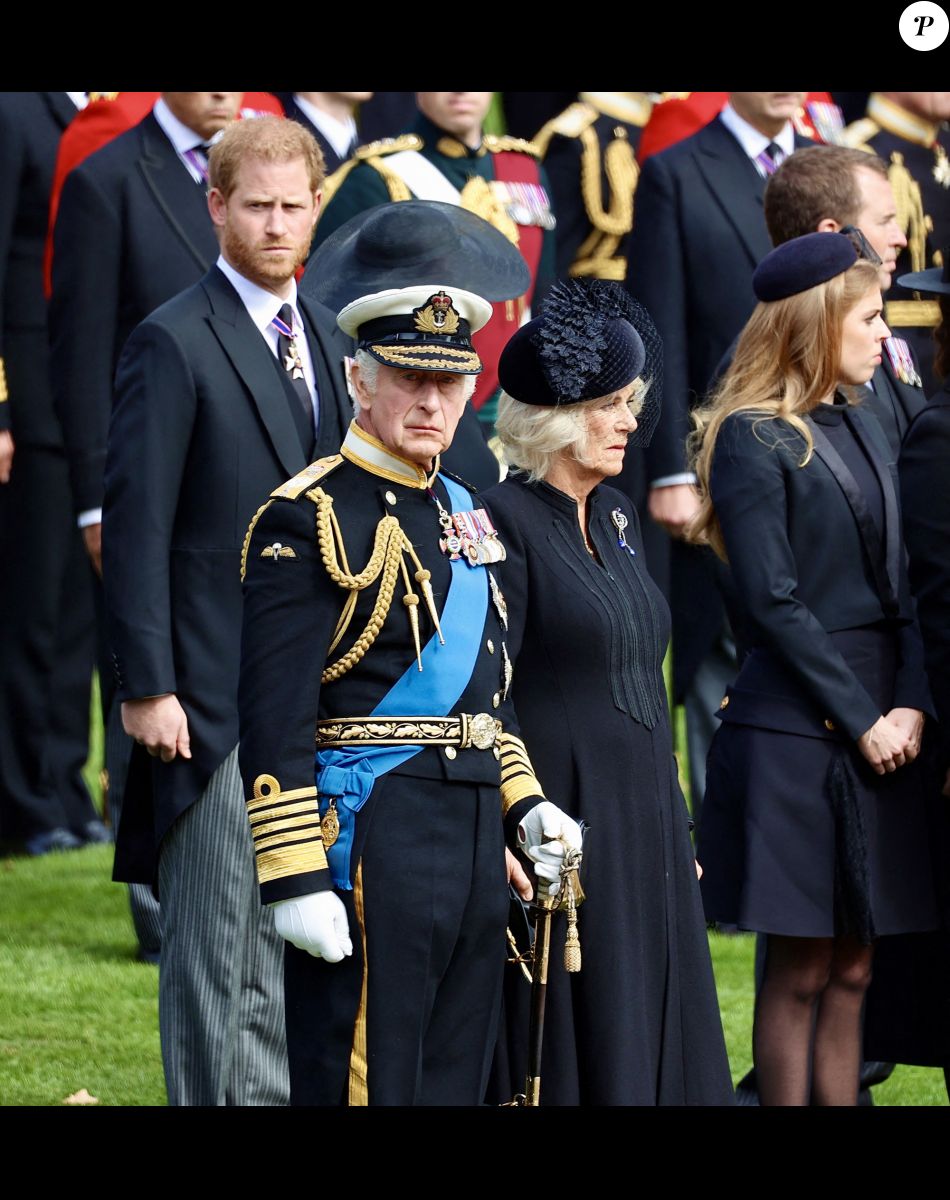Le roi Charles III d'Angleterre, la reine consort Camilla Parker Bowles, le prince Harry, duc de Sussex, la princesse Beatrice d'York - Procession du cercueil de la reine Elizabeth II d'Angleterre de l'Abbaye de Westminster à Wellington Arch à Hyde Park Corner.