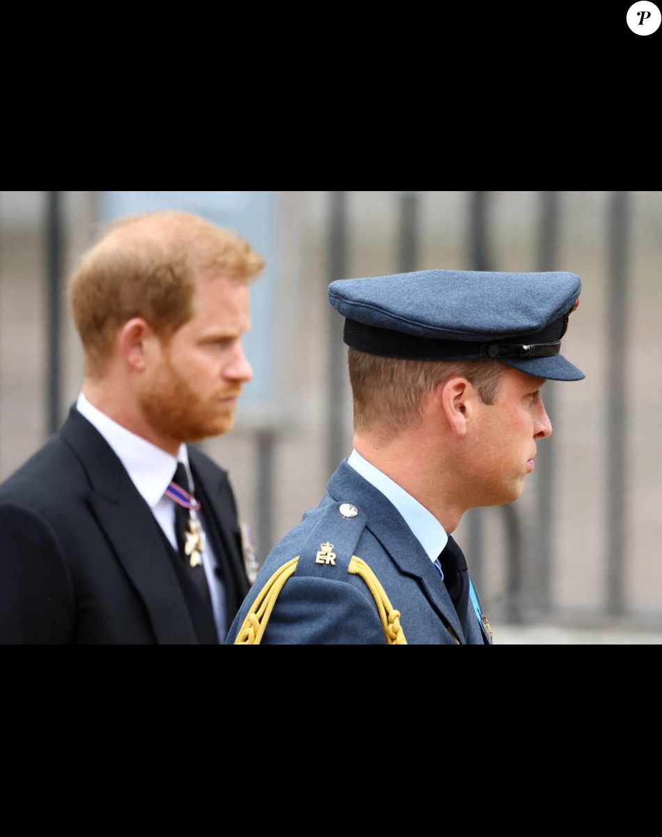 Le prince William, prince de Galles et Le prince Harry, duc de Sussex - Arrivées au service funéraire à l'Abbaye de Westminster pour les funérailles d'Etat de la reine Elizabeth II d'Angleterre le 19 septembre 2022. © Hannah McKay / PA via Bestimage