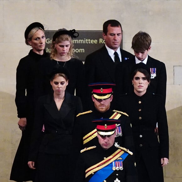 Le prince William, prince de Galles, Peter Phillips, James Mountbatten-Windsor, la princesse Eugenie d'York, le prince Harry, duc de Sussex, la princesse Beatrice d'York, Louise Mountbatten-Windsor (Lady Louise Windsor) et Zara Phillips (Zara Tindall) - Veillée des petits-enfants de la reine Elizabeth II au Westminster Hall à Londres, Royaume Uni, le 17 septembre 2022. 