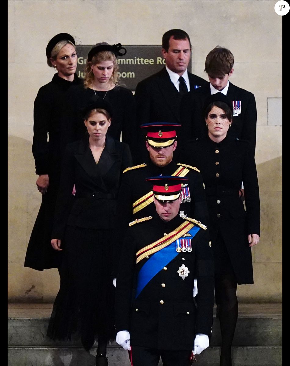 Le prince William, prince de Galles, Peter Phillips, James Mountbatten-Windsor, la princesse Eugenie d'York, le prince Harry, duc de Sussex, la princesse Beatrice d'York, Louise Mountbatten-Windsor (Lady Louise Windsor) et Zara Phillips (Zara Tindall) - Veillée des petits-enfants de la reine Elizabeth II au Westminster Hall à Londres, Royaume Uni, le 17 septembre 2022.