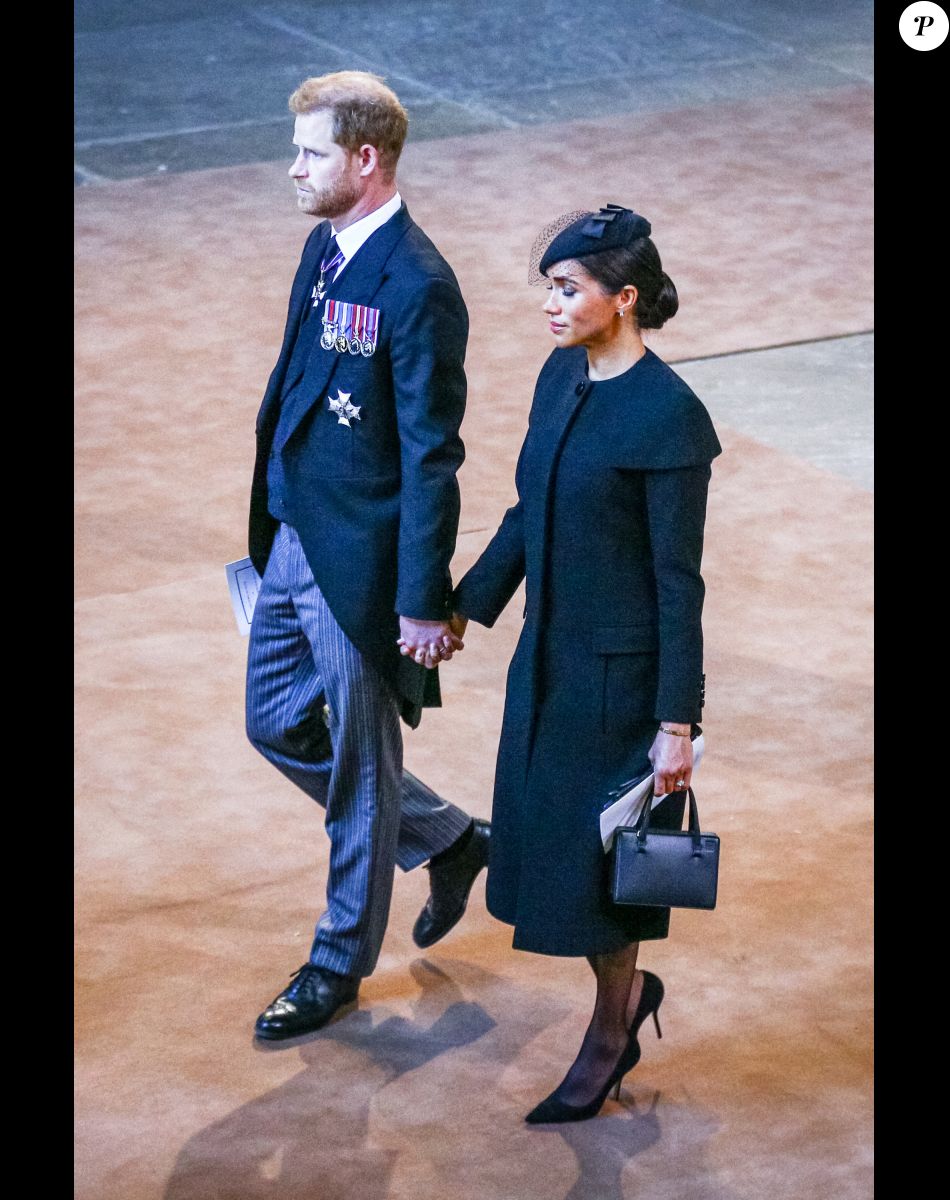 Le prince Harry et Meghan Markle - Procession cérémonielle du cercueil de la reine Elisabeth II du palais de Buckingham à Westminster Hall à Londres le 14 septembre 2022. © Photoshot / Panoramic / Bestimage