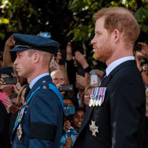 Le prince William, prince de Galles, le prince Harry - Procession cérémonielle du cercueil de la reine Elisabeth II du palais de Buckingham à Westminster Hall à Londres le 14 septembre 2022. © Photoshot / Panoramic / Bestimage 