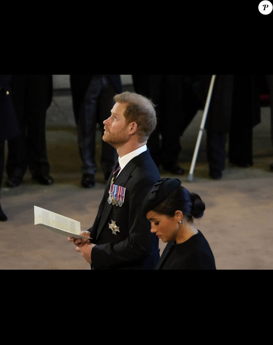 Le prince Harry, duc de Sussex, Meghan Markle, duchesse de Sussex - Intérieur - Procession cérémonielle du cercueil de la reine Elisabeth II du palais de Buckingham à Westminster Hall à Londres. Le 14 septembre 2022