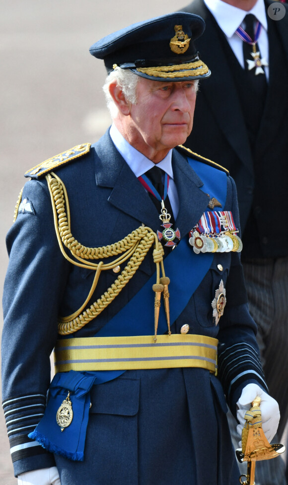 Le roi Charles III d'Angleterre - Procession cérémonielle du cercueil de la reine Elisabeth II du palais de Buckingham à Westminster Hall à Londres, où les Britanniques et les touristes du monde entier pourront lui rendre hommage jusqu'à ses obsèques prévues le 19 septembre 2022. Le 14 septembre 2022. 