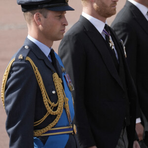 Le prince William, prince de Galles, le prince Harry, duc de Sussex - Procession cérémonielle du cercueil de la reine Elisabeth II du palais de Buckingham à Westminster Hall à Londres, Royaume Uni, le 14 septembre 2022. 