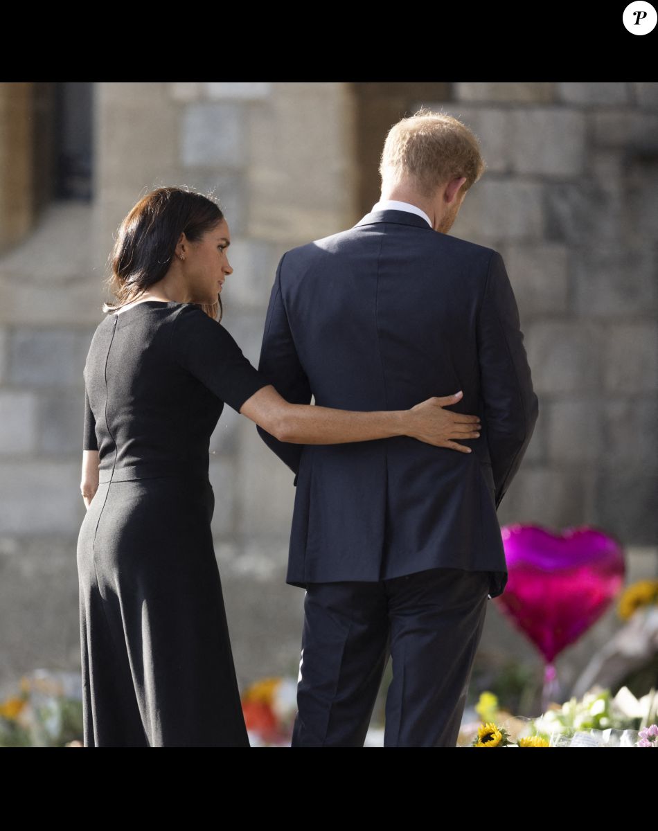 Le prince Harry, duc de Sussex, Meghan Markle, duchesse de Sussex à la rencontre de la foule devant le château de Windsor, suite au décès de la reine Elisabeth II d'Angleterre. Le 10 septembre 2022