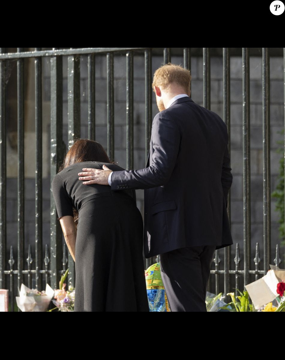 Le prince Harry, duc de Sussex, Meghan Markle, duchesse de Sussex à la rencontre de la foule devant le château de Windsor, suite au décès de la reine Elisabeth II d'Angleterre. Le 10 septembre 2022