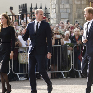 Le prince de Galles William, la princesse de Galles Kate Catherine Middleton, le prince Harry, duc de Sussex, Meghan Markle, duchesse de Sussex devant le château de Windsor, suite au décès de la reine Elisabeth II d'Angleterre. Le 10 septembre 2022