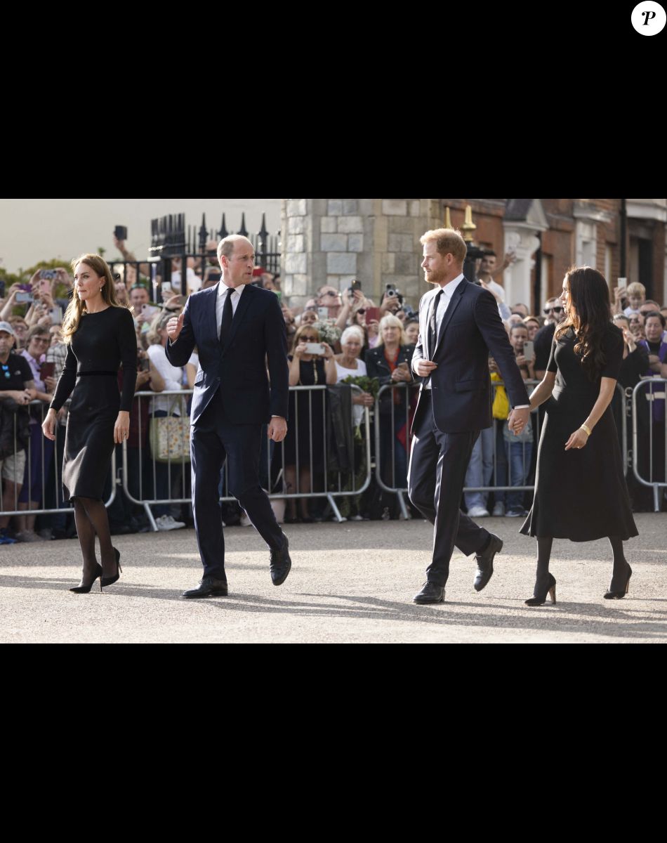 Le prince de Galles William, la princesse de Galles Kate Catherine Middleton, le prince Harry, duc de Sussex, Meghan Markle, duchesse de Sussex devant le château de Windsor, suite au décès de la reine Elisabeth II d'Angleterre. Le 10 septembre 2022