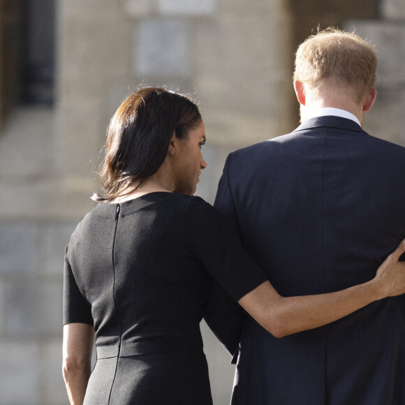 Le prince Harry, duc de Sussex, Meghan Markle, duchesse de Sussex à la rencontre de la foule devant le château de Windsor, suite au décès de la reine Elisabeth II d'Angleterre. Le 10 septembre 2022 