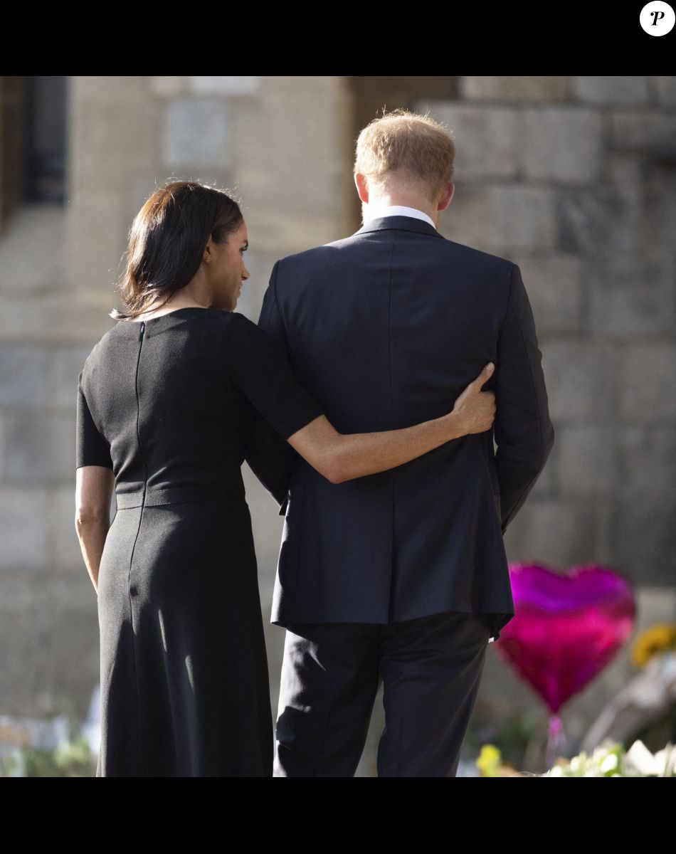 Le prince Harry, duc de Sussex, Meghan Markle, duchesse de Sussex à la rencontre de la foule devant le château de Windsor, suite au décès de la reine Elisabeth II d'Angleterre. Le 10 septembre 2022