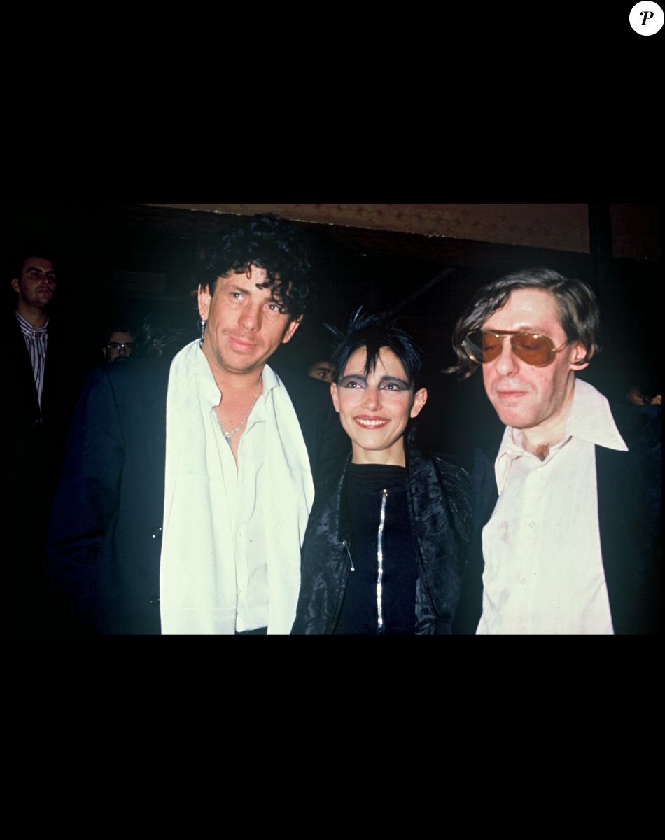 Archives - Jeanne Mas reçoit un disque de platine avec Alain Pacadis. 1986.