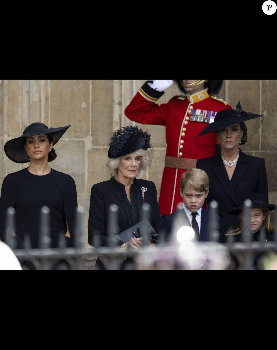 Meghan Markle, Camilla Parker Bowles, reine consort d'Angleterre, Le prince George de Galles,La princesse Charlotte de Galles,Catherine (Kate) Middleton, princesse de Galles - Procession du cercueil de la reine Elizabeth II d'Angleterre de Wesminster Hall où il était exposé au public, jusqu'à l'Abbaye de Westminster. Le cercueil est installé sur l'affût du canon, puis tiré par 142 marins de la Royal Navy à l'aide de cordages, dans la plus pure tradition de la monarchie britannique. Cette tradition remonte aux funérailles d'Etat de la reine Victoria en février 1901. Londres, le 19 septembre 2022.