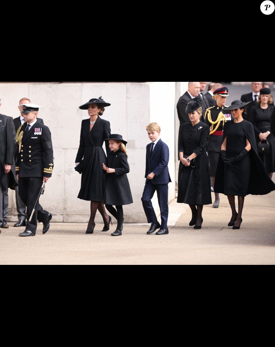 Kate Catherine Middleton, princesse de Galles (robe Alexander McQueen), la princesse Charlotte et le prince George, la comtesse Sophie de Wessex, Meghan Markle, duchesse de Sussex (robe Stella McCartney) - Procession du cercueil de la reine Elizabeth II d'Angleterre de l'Abbaye de Westminster à Wellington Arch à Hyde Park Corner