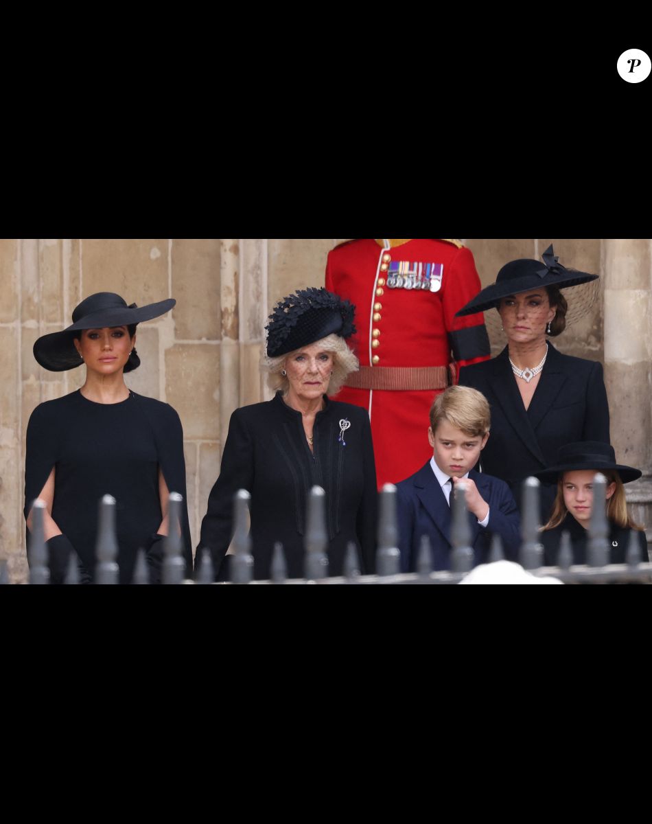 Meghan Markle, duchesse de Sussex, la reine consort Camilla Parker Bowles, le prince George, la princesse Charlotte et Kate Catherine Middleton, princesse de Galles - Sorties du service funéraire à l'Abbaye de Westminster pour les funérailles d'Etat de la reine Elizabeth II d'Angleterre le 19 septembre 2022.