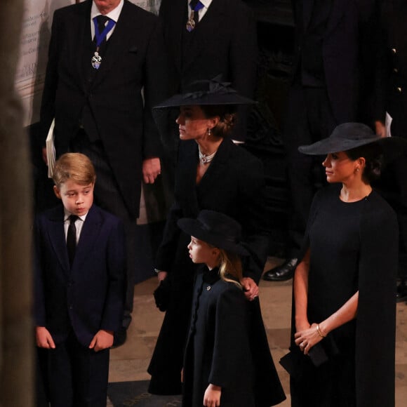 Catherine (Kate) Middleton, princesse de Galles, Le prince George de Galles, La princesse Charlotte de Galles, Meghan Markle, duchesse de Sussex (robe Stella McCartney) - Service funéraire à l'Abbaye de Westminster pour les funérailles d'Etat de la reine Elizabeth II d'Angleterre. Le sermon est délivré par l'archevêque de Canterbury Justin Welby (chef spirituel de l'Eglise anglicane) au côté du doyen de Westminster David Hoyle. Londres, le 19 septembre 2022. © Phil Noble / PA via Bestimage 