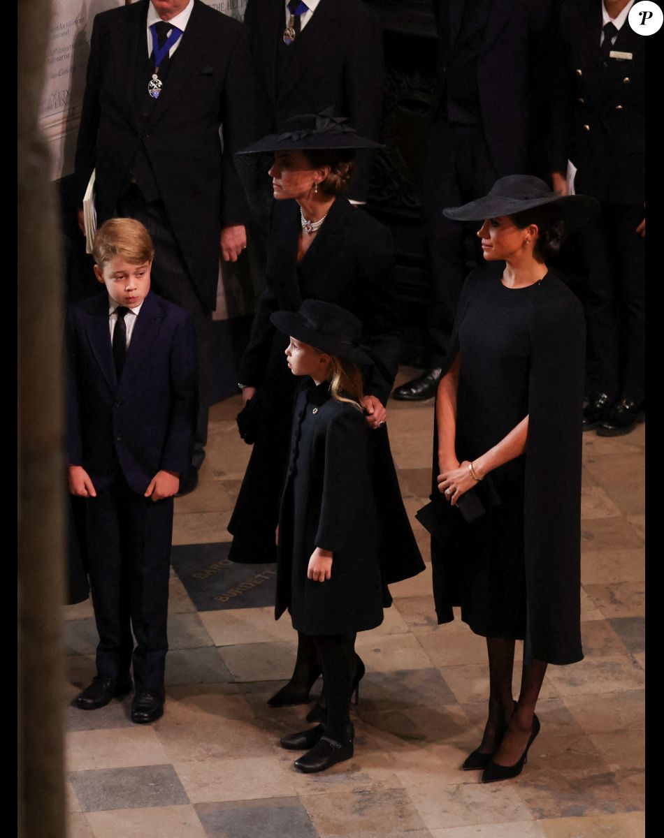 Catherine (Kate) Middleton, princesse de Galles, Le prince George de Galles, La princesse Charlotte de Galles, Meghan Markle, duchesse de Sussex (robe Stella McCartney) - Service funéraire à l'Abbaye de Westminster pour les funérailles d'Etat de la reine Elizabeth II d'Angleterre. Le sermon est délivré par l'archevêque de Canterbury Justin Welby (chef spirituel de l'Eglise anglicane) au côté du doyen de Westminster David Hoyle. Londres, le 19 septembre 2022. © Phil Noble / PA via Bestimage