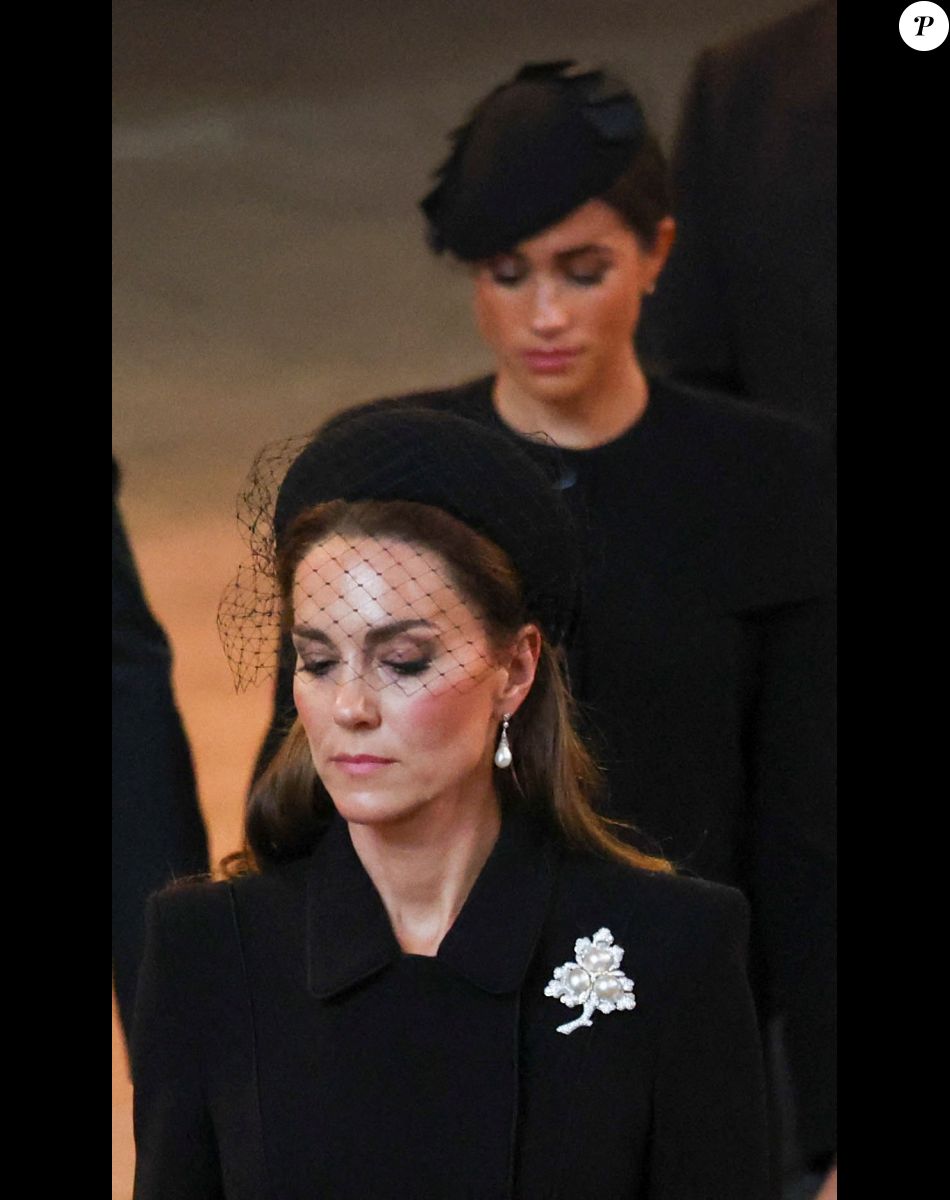 Meghan Markle, duchesse de Sussex, Catherine (Kate) Middleton, princesse de Galles - Intérieur - Procession cérémonielle du cercueil de la reine Elisabeth II du palais de Buckingham à Westminster Hall à Londres, où les Britanniques et les touristes du monde entier pourront lui rendre hommage jusqu'à ses obsèques prévues le 19 septembre 2022. Le 14 septembre 2022.