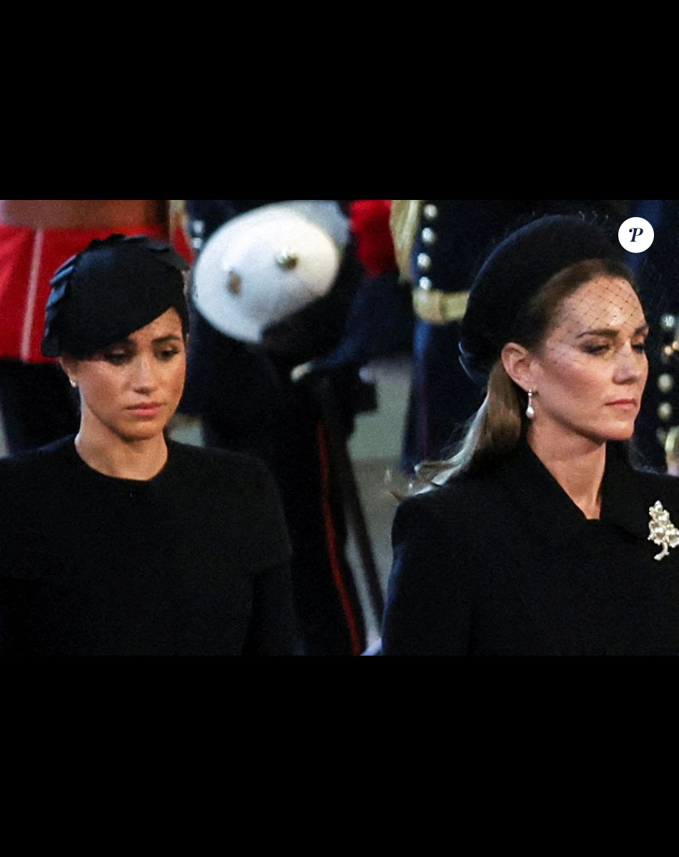 Meghan Markle, duchesse de Sussex, Catherine (Kate) Middleton, princesse de Galles - Intérieur - Procession cérémonielle du cercueil de la reine Elisabeth II du palais de Buckingham à Westminster Hall à Londres, où les Britanniques et les touristes du monde entier pourront lui rendre hommage jusqu'à ses obsèques prévues le 19 septembre 2022. Le 14 septembre 2022.