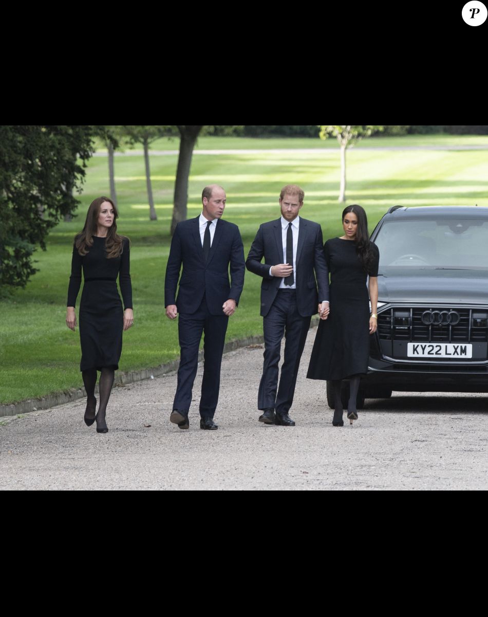 Le prince de Galles William, la princesse de Galles Kate Catherine Middleton, le prince Harry, duc de Sussex, Meghan Markle, duchesse de Sussex à la rencontre de la foule devant le château de Windsor, suite au décès de la reine Elisabeth II d'Angleterre. Le 10 septembre 2022