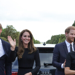 Le prince de Galles William et la princesse de Galles Kate Catherine Middleton et le prince Harry, duc de Sussex et Meghan Markle, duchesse de Sussex à la rencontre de la foule devant le château de Windsor, suite au décès de la reine Elisabeth II d'Angleterre. Le 10 septembre 2022 