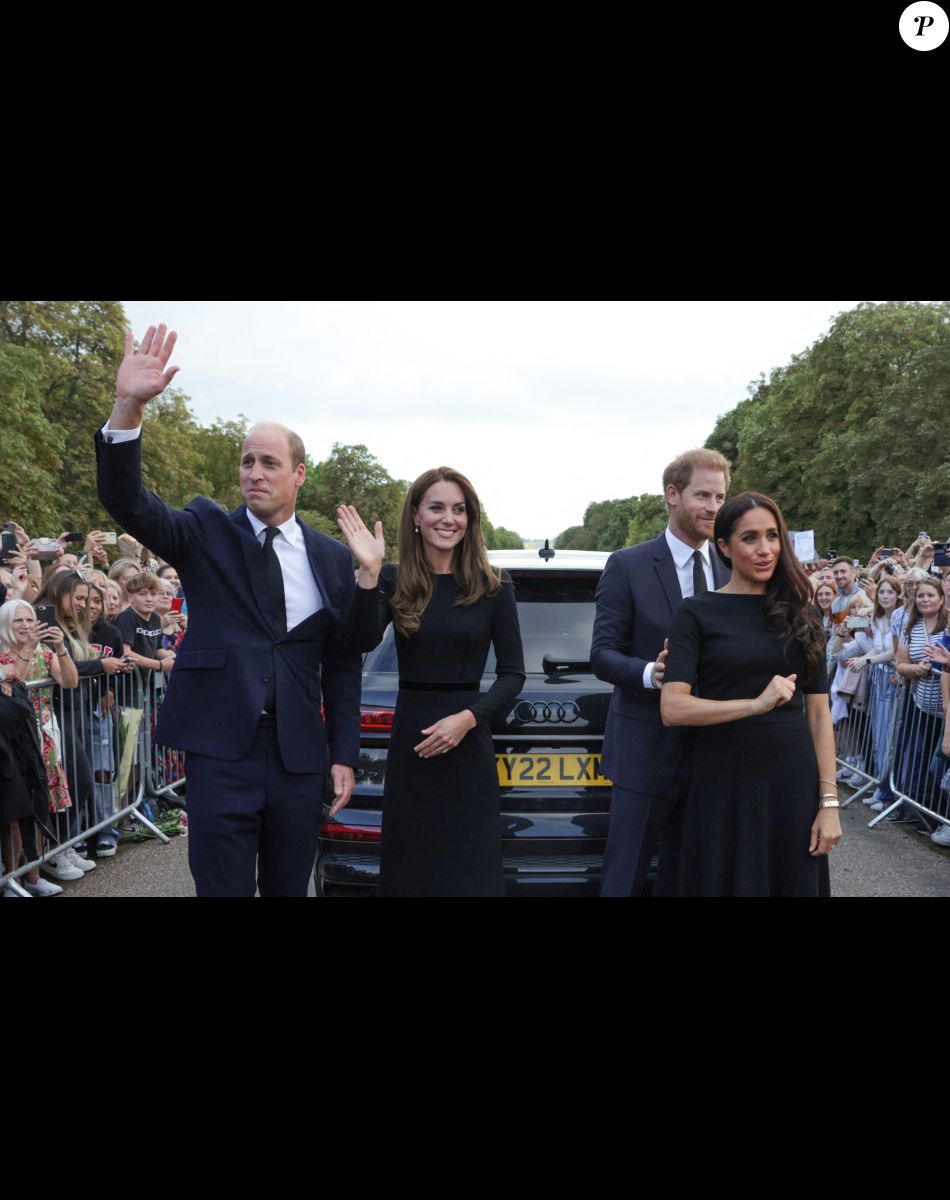 Le prince de Galles William et la princesse de Galles Kate Catherine Middleton et le prince Harry, duc de Sussex et Meghan Markle, duchesse de Sussex à la rencontre de la foule devant le château de Windsor, suite au décès de la reine Elisabeth II d'Angleterre. Le 10 septembre 2022