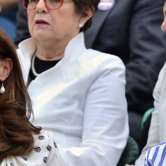 Catherine (Kate) Middleton, duchesse de Cambridge et Meghan Markle, duchesse de Sussex assistent au match de tennis Nadal contre Djokovic lors du tournoi de Wimbledon "The Championships", le 14 juillet 2018