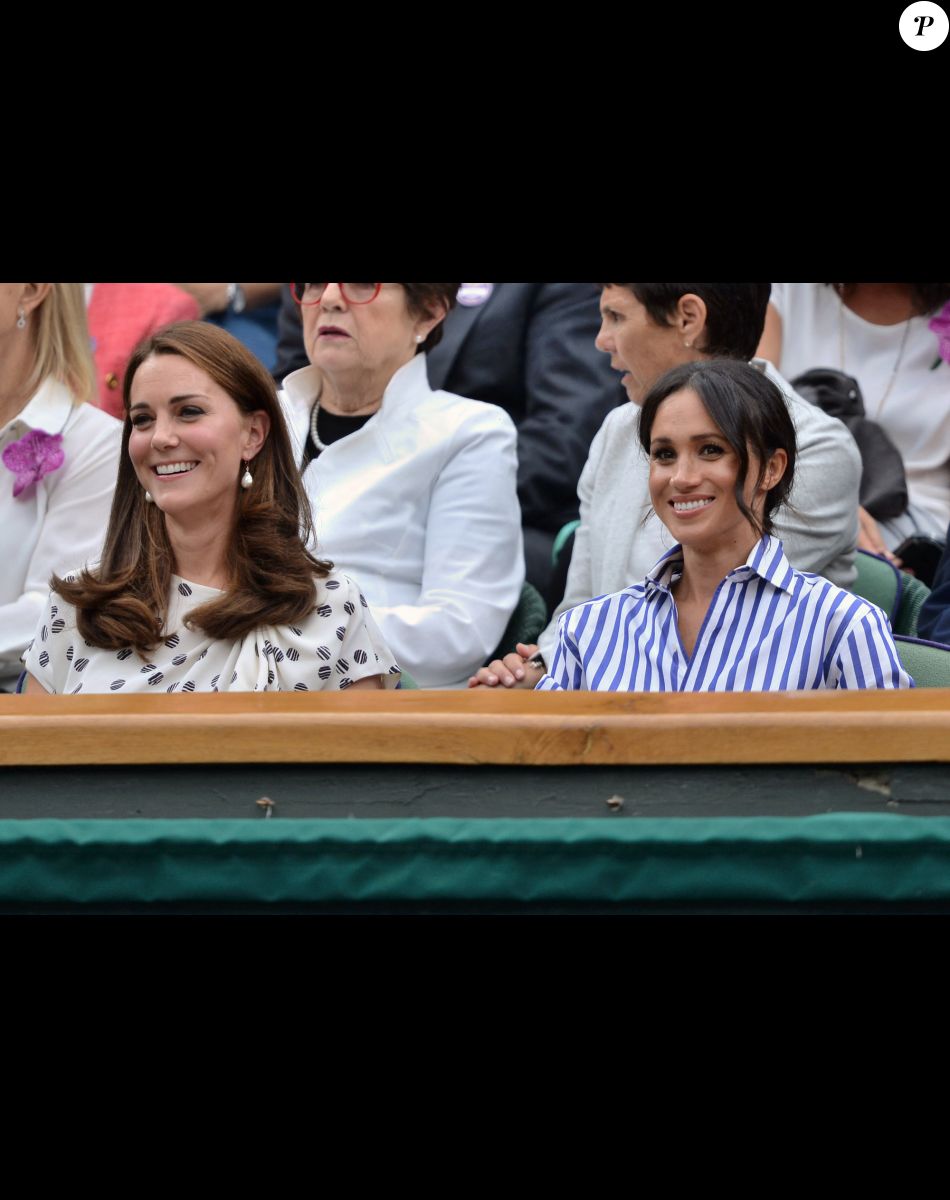 Catherine (Kate) Middleton, duchesse de Cambridge et Meghan Markle, duchesse de Sussex assistent au match de tennis Nadal contre Djokovic lors du tournoi de Wimbledon "The Championships", le 14 juillet 2018