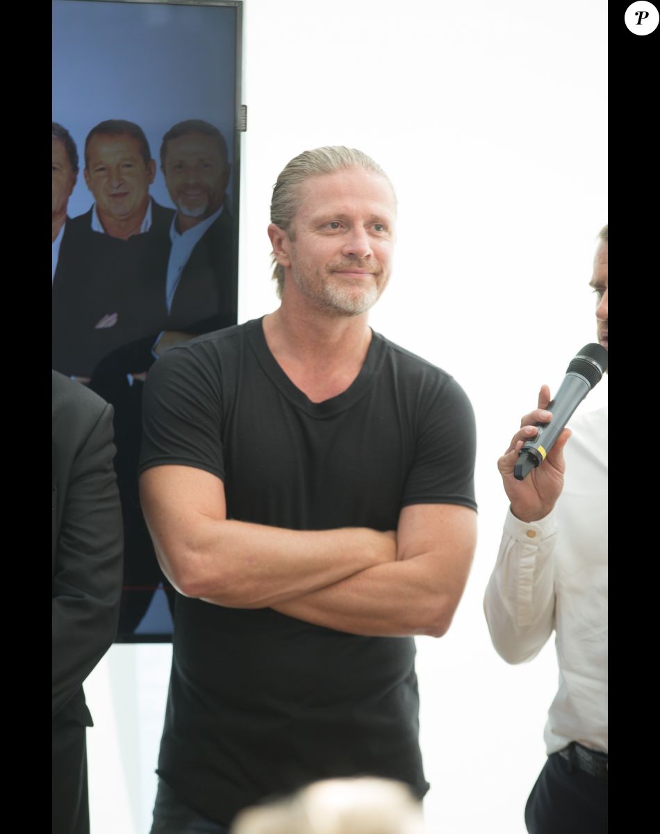 Semi-Exclusif - Emmanuel Petit et sa femme Maria - A l'occasion des 20 ans de la victoire de l'équipe de France, les bleus 98 se sont rendus à un dîner organisé au Buddha Bar avec tous les joueurs et leur famille le 11 juin 2018. © Rachid Bellak/Bestimage