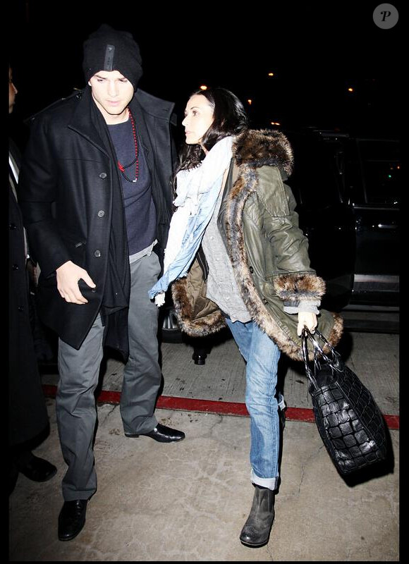 Ashton Kutcher et Demi Moore arrivent à l'aéroport Lax de Los Angeles pour se rendre à la première de Valentine's Day à Londres le 9 février 2010