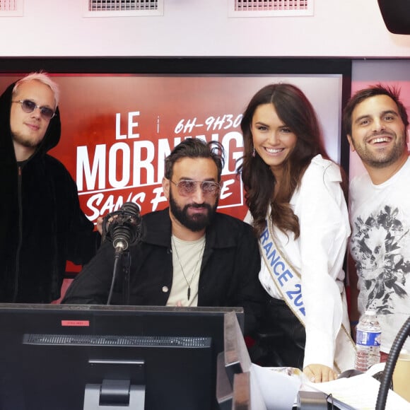 Guillaume Genton, Cyril Hanouna, Diane Leyre (Miss France 2022), Fabien Delettres - A l'occasion de son 48ème anniversaire Cyril Hanouna prend les commandes de l'émission "Morning Sans Filtre "sur Virgin Radio, aux cotés de l'équipe habituelle à Paris le 23 septembre 2022. © Jack Tribeca/Bestimage 