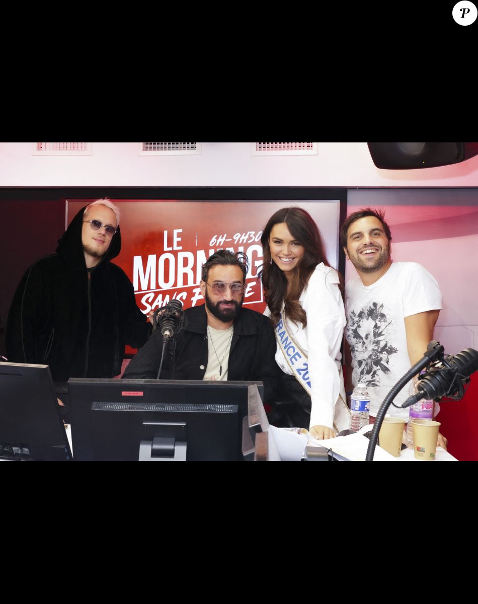 Guillaume Genton, Cyril Hanouna, Diane Leyre (Miss France 2022), Fabien Delettres - A l'occasion de son 48ème anniversaire Cyril Hanouna prend les commandes de l'émission "Morning Sans Filtre "sur Virgin Radio, aux cotés de l'équipe habituelle à Paris le 23 septembre 2022. © Jack Tribeca/Bestimage