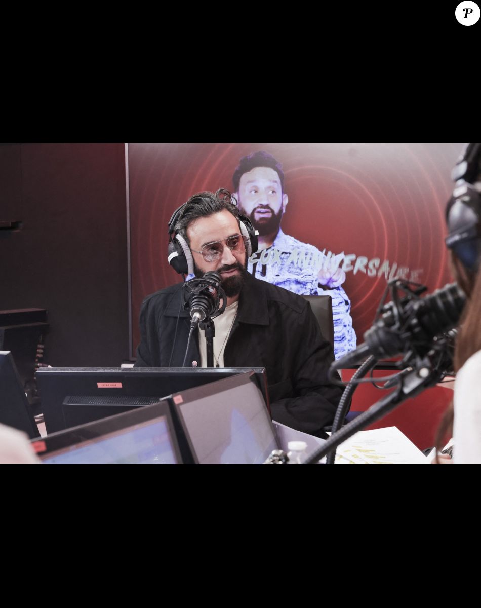 Cyril Hanouna - A l'occasion de son 48ème anniversaire Cyril Hanouna prend les commandes de l'émission "Morning Sans Filtre "sur Virgin Radio, aux cotés de l'équipe habituelle à Paris le 23 septembre 2022. © Jack Tribeca/Bestimage
