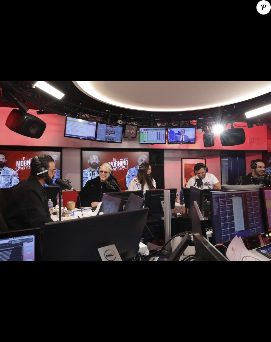 Cyril Hanouna, Guillaume Genton, Diane Leyre (Miss France 2022), Fabien Delettres - A l'occasion de son 48ème anniversaire Cyril Hanouna prend les commandes de l'émission "Morning Sans Filtre "sur Virgin Radio, aux cotés de l'équipe habituelle à Paris le 23 septembre 2022. © Jack Tribeca/Bestimage