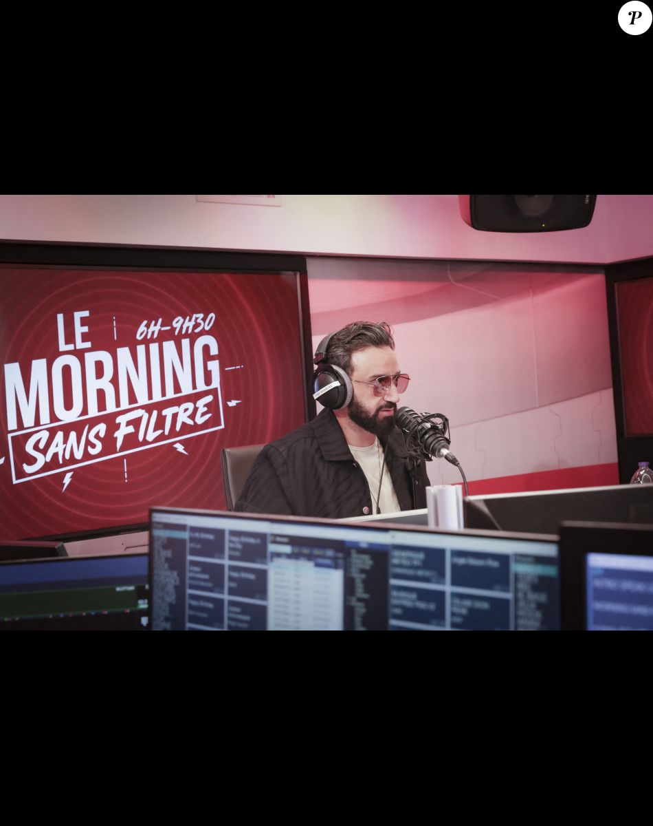 Cyril Hanouna - A l'occasion de son 48ème anniversaire Cyril Hanouna prend les commandes de l'émission "Morning Sans Filtre "sur Virgin Radio, aux cotés de l'équipe habituelle à Paris le 23 septembre 2022. © Jack Tribeca/Bestimage