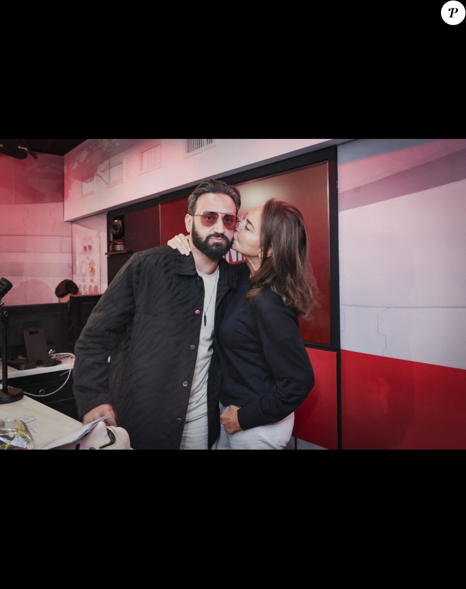 Exclusif - Cyril Hanouna, Constance Benqué (présidente de Lagardère News) - A l'occasion de son 48ème anniversaire Cyril Hanouna prend les commandes de l'émission "Morning Sans Filtre "sur Virgin Radio, aux cotés de l'équipe habituelle à Paris le 23 septembre 2022. © Jack Tribeca/Bestimage