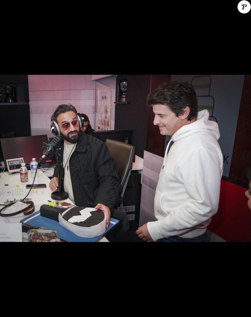 Exclusif - Cyril Hanouna, Frédéric Pau (directeur des programmes de Virgin) - A l'occasion de son 48ème anniversaire Cyril Hanouna prend les commandes de l'émission "Morning Sans Filtre "sur Virgin Radio, aux cotés de l'équipe habituelle à Paris le 23 septembre 2022. © Jack Tribeca/Bestimage