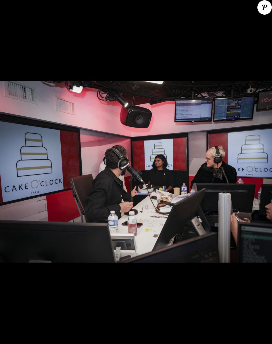 Exclusif - Cyril Hanouna, Guillaume Genton - A l'occasion de son 48ème anniversaire Cyril Hanouna prend les commandes de l'émission "Morning Sans Filtre "sur Virgin Radio, aux cotés de l'équipe habituelle à Paris le 23 septembre 2022. © Jack Tribeca/Bestimage