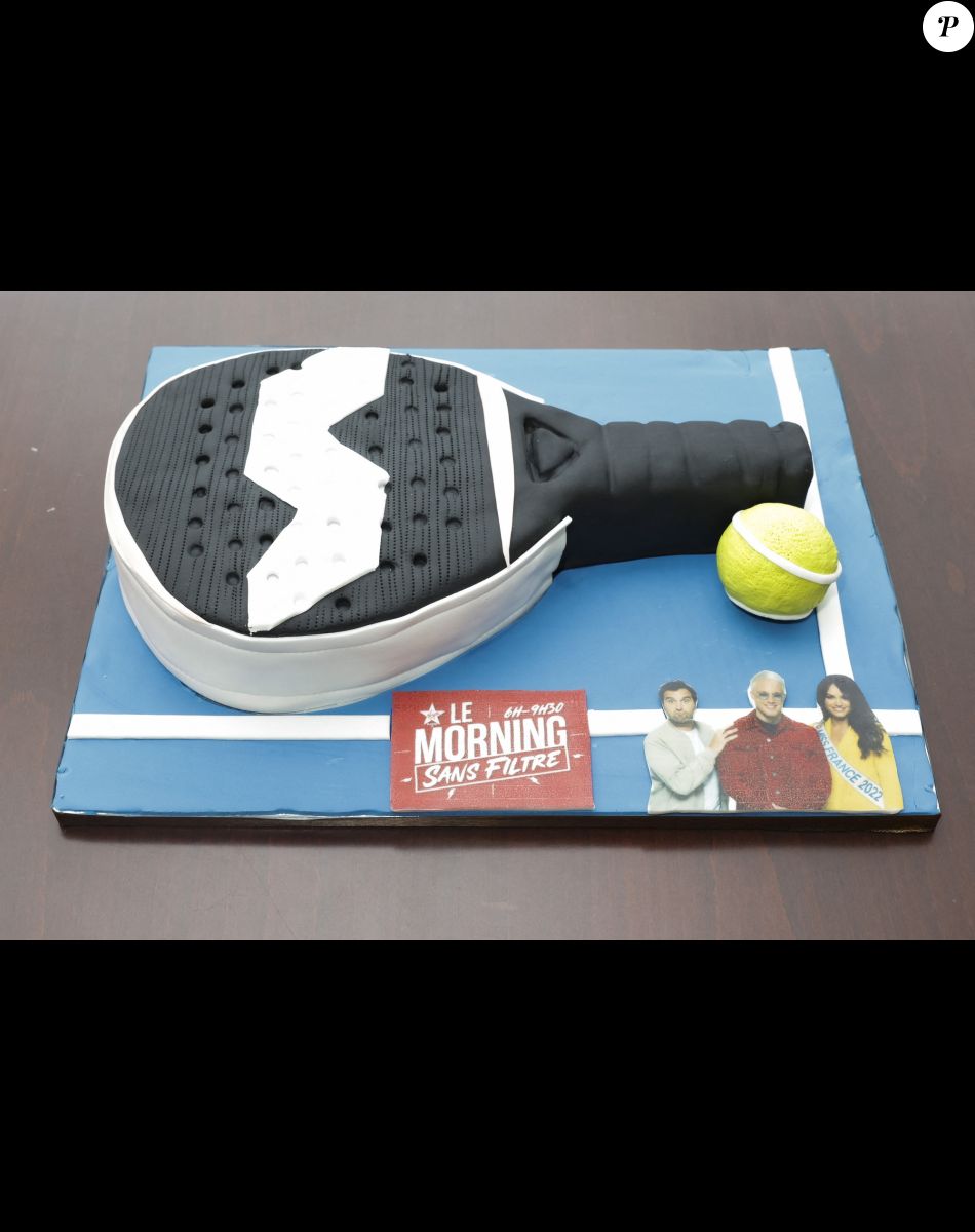 Exclusif - Un gâteau en forme de terrain de padel : c'est le cadeau que Freddo (Frédéric Pau, directeur des programmes de Virgin) a offert à Cyril pour son anniversaire - A l'occasion de son 48ème anniversaire Cyril Hanouna prend les commandes de l'émission "Morning Sans Filtre "sur Virgin Radio, aux cotés de l'équipe habituelle à Paris le 23 septembre 2022. © Jack Tribeca/Bestimage