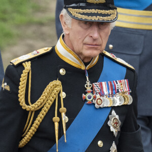 Le roi Charles III d'Angleterre - Procession pédestre des membres de la famille royale depuis la grande cour du château de Windsor (le Quadrangle) jusqu'à la Chapelle Saint-Georges, où se tiendra la cérémonie funèbre des funérailles d'Etat de reine Elizabeth II d'Angleterre. Windsor, le 19 septembre 2022