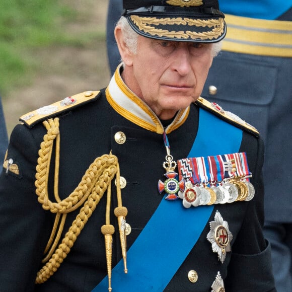 Le roi Charles III d'Angleterre - Procession pédestre des membres de la famille royale depuis la grande cour du château de Windsor (le Quadrangle) jusqu'à la Chapelle Saint-Georges, où se tiendra la cérémonie funèbre des funérailles d'Etat de reine Elizabeth II d'Angleterre. Windsor, le 19 septembre 2022