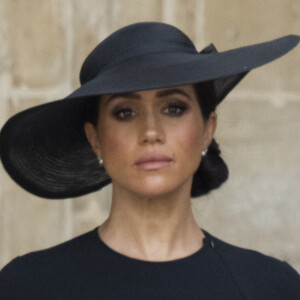 Meghan Markle - Procession du cercueil de la reine Elizabeth II d'Angleterre de Wesminster Hall où il était exposé au public, jusqu'à l'Abbaye de Westminster. Le cercueil est installé sur l'affût du canon, puis tiré par 142 marins de la Royal Navy à l'aide de cordages, dans la plus pure tradition de la monarchie britannique. Cette tradition remonte aux funérailles d'Etat de la reine Victoria en février 1901. Londres, le 19 septembre 2022. 