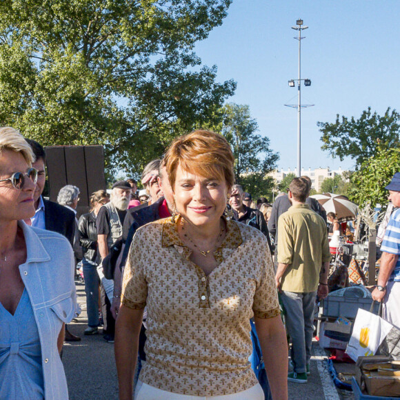 Sophie Davant sur le tournage de l'émission "Affaire conclue" aux Puces du Canal à Villeurbanne. Le 11 septembre 2022 © Sandrine Thesillat / Panoramic / Bestimage